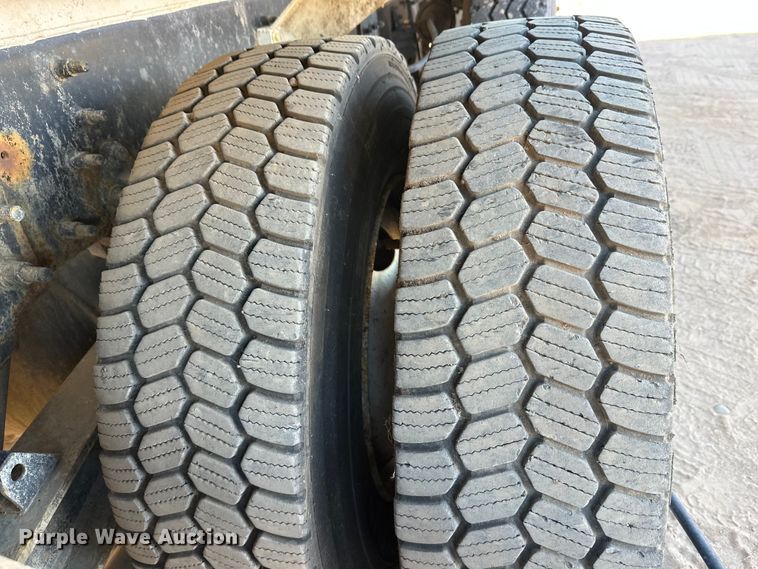 image for item DW4341 2004 International 5500i ready mix truck