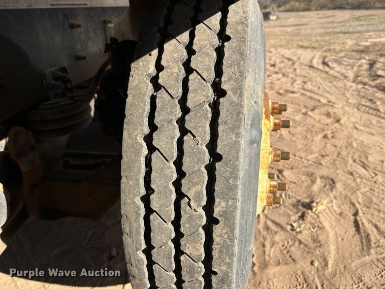 image for item DW4341 2004 International 5500i ready mix truck