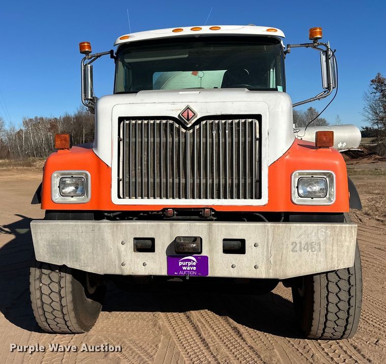 image for item DW4342 2002 International 5500i ready mix truck