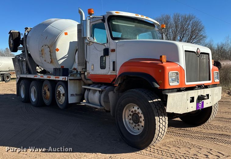 image for item DW4342 2002 International 5500i ready mix truck