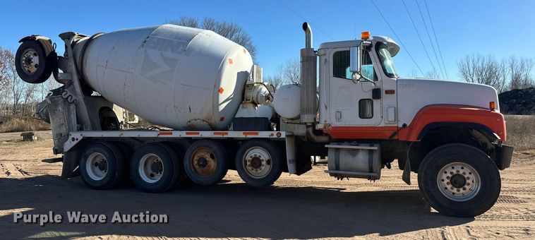image for item DW4342 2002 International 5500i ready mix truck