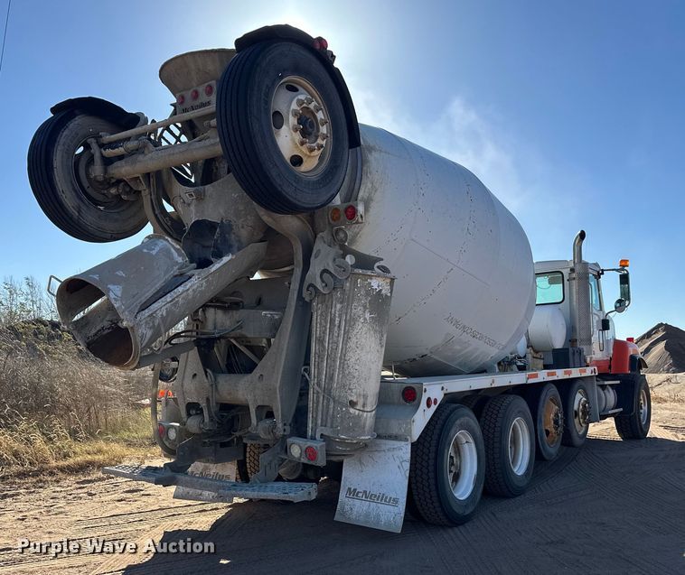 image for item DW4342 2002 International 5500i ready mix truck