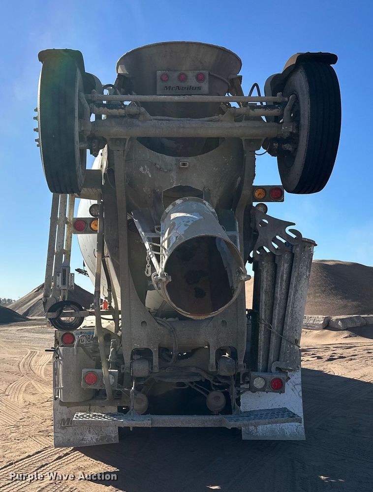 image for item DW4342 2002 International 5500i ready mix truck