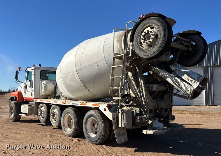 image for item DW4342 2002 International 5500i ready mix truck