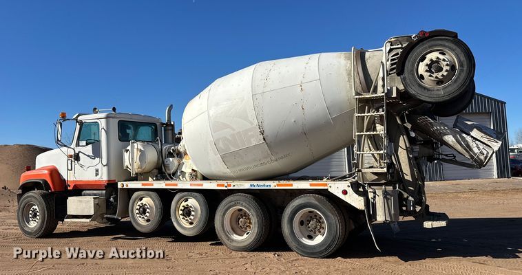 image for item DW4342 2002 International 5500i ready mix truck