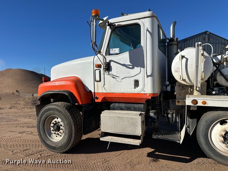 image for item DW4342 2002 International 5500i ready mix truck