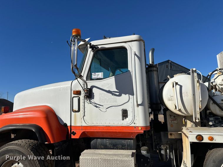 image for item DW4342 2002 International 5500i ready mix truck