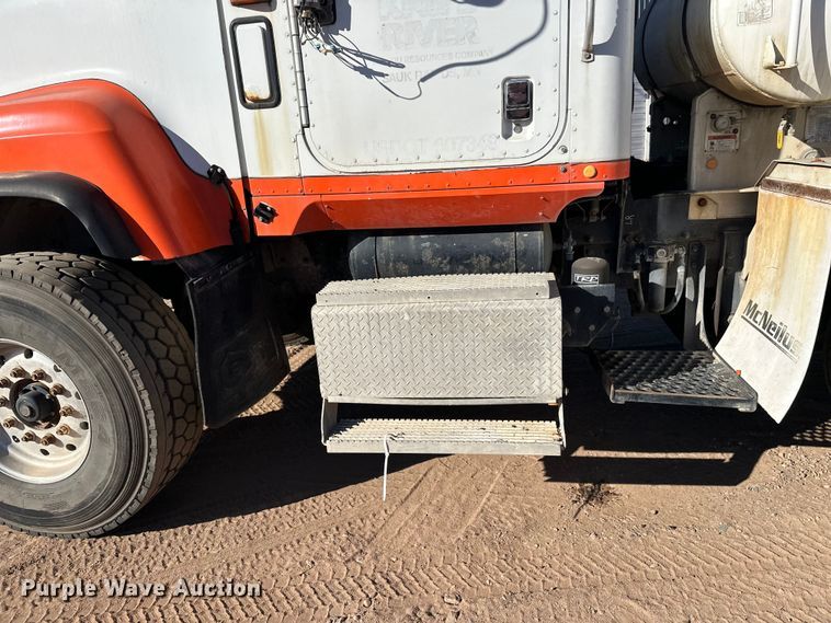 image for item DW4342 2002 International 5500i ready mix truck