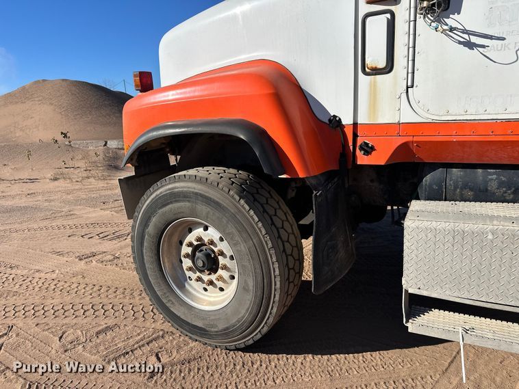 image for item DW4342 2002 International 5500i ready mix truck