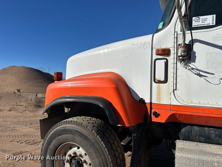 image for item DW4342 2002 International 5500i ready mix truck