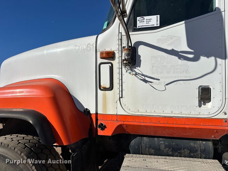 image for item DW4342 2002 International 5500i ready mix truck