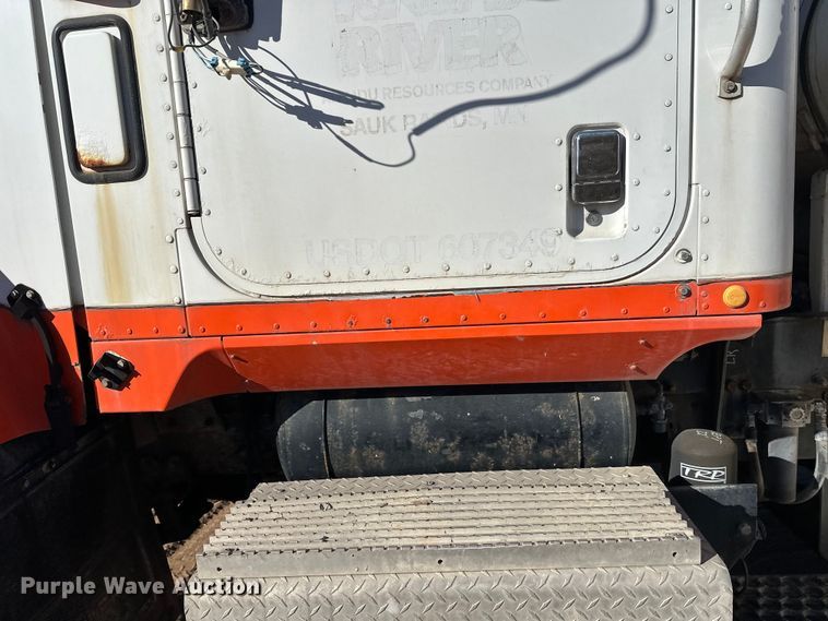 image for item DW4342 2002 International 5500i ready mix truck