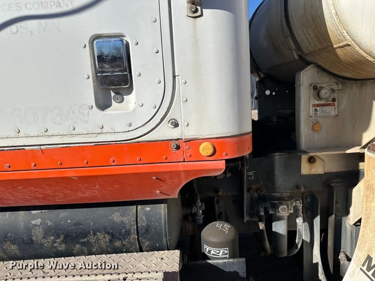 image for item DW4342 2002 International 5500i ready mix truck