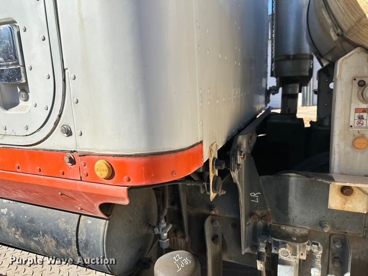 image for item DW4342 2002 International 5500i ready mix truck