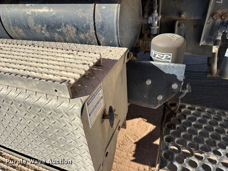 image for item DW4342 2002 International 5500i ready mix truck