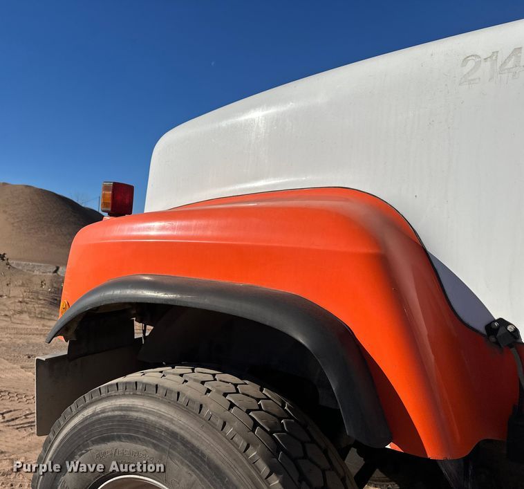 image for item DW4342 2002 International 5500i ready mix truck