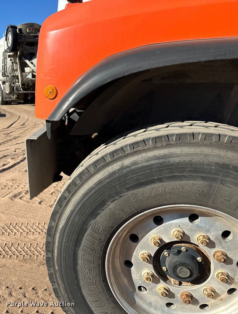 image for item DW4342 2002 International 5500i ready mix truck