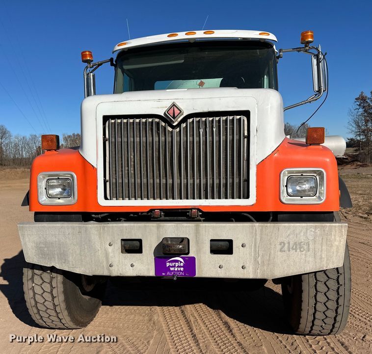 image for item DW4342 2002 International 5500i ready mix truck