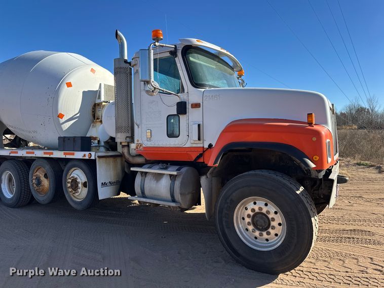 image for item DW4342 2002 International 5500i ready mix truck