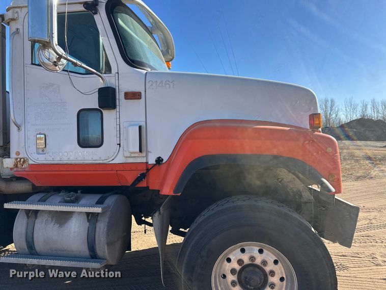 image for item DW4342 2002 International 5500i ready mix truck