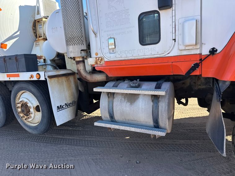 image for item DW4342 2002 International 5500i ready mix truck