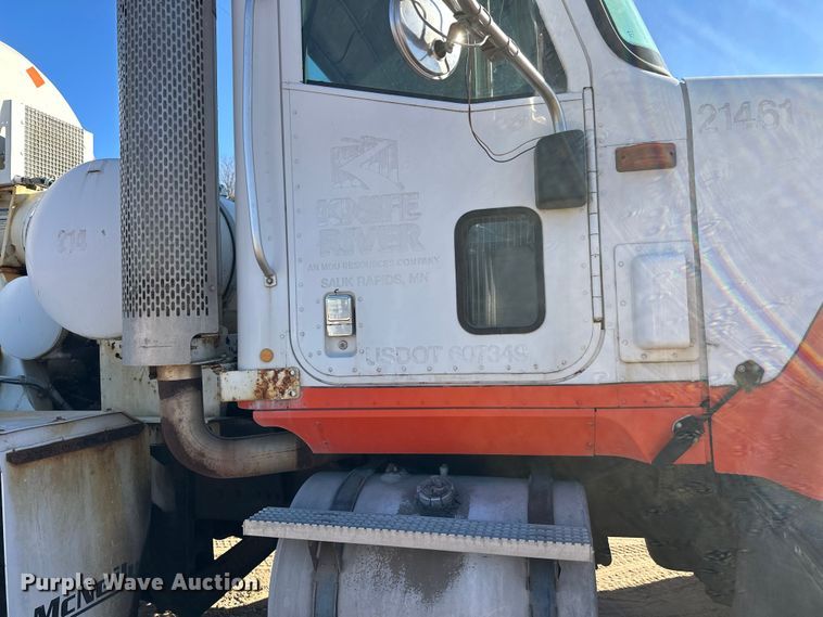 image for item DW4342 2002 International 5500i ready mix truck