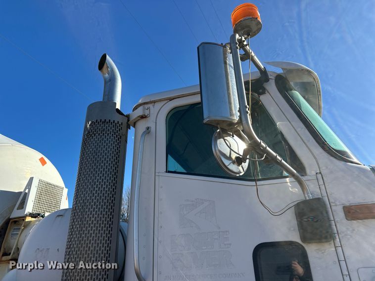 image for item DW4342 2002 International 5500i ready mix truck