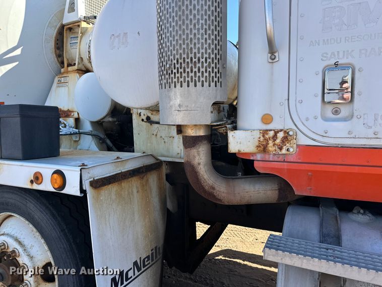 image for item DW4342 2002 International 5500i ready mix truck