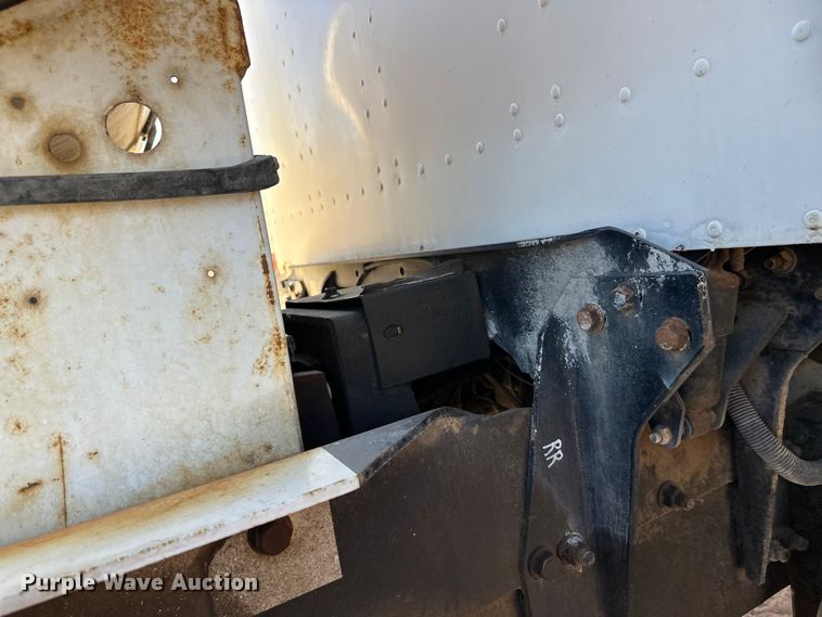 image for item DW4342 2002 International 5500i ready mix truck