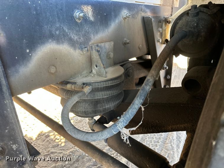 image for item DW4342 2002 International 5500i ready mix truck