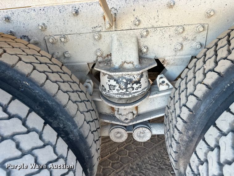 image for item DW4342 2002 International 5500i ready mix truck