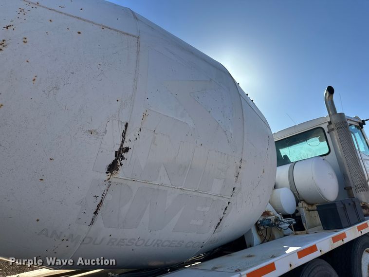 image for item DW4342 2002 International 5500i ready mix truck