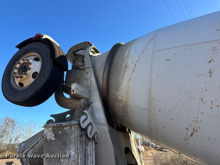 image for item DW4342 2002 International 5500i ready mix truck