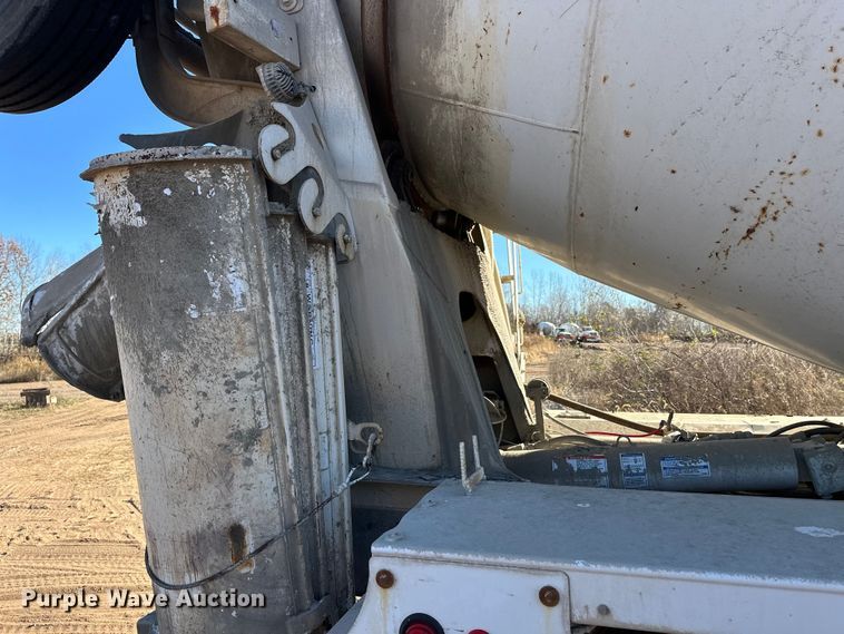 image for item DW4342 2002 International 5500i ready mix truck