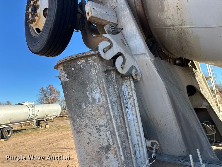 image for item DW4342 2002 International 5500i ready mix truck