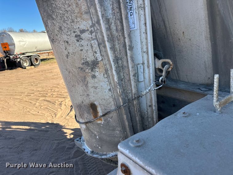 image for item DW4342 2002 International 5500i ready mix truck