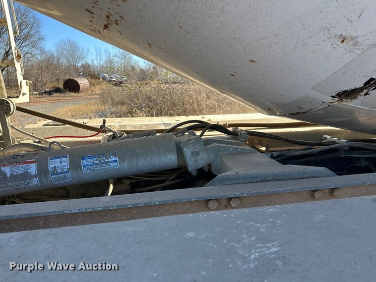 image for item DW4342 2002 International 5500i ready mix truck