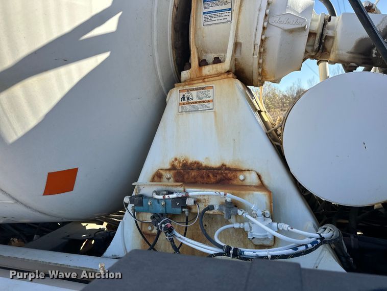 image for item DW4342 2002 International 5500i ready mix truck