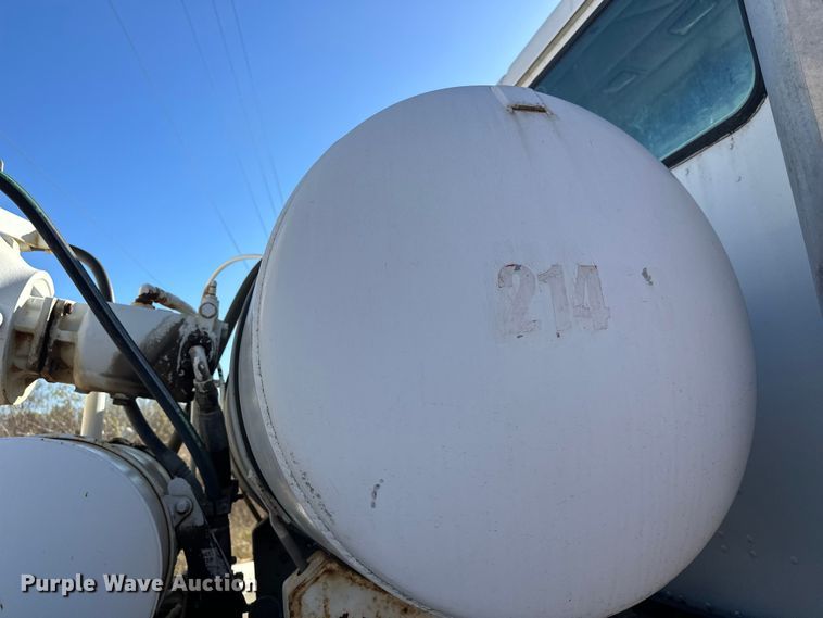 image for item DW4342 2002 International 5500i ready mix truck