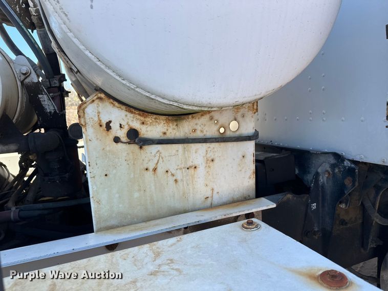 image for item DW4342 2002 International 5500i ready mix truck