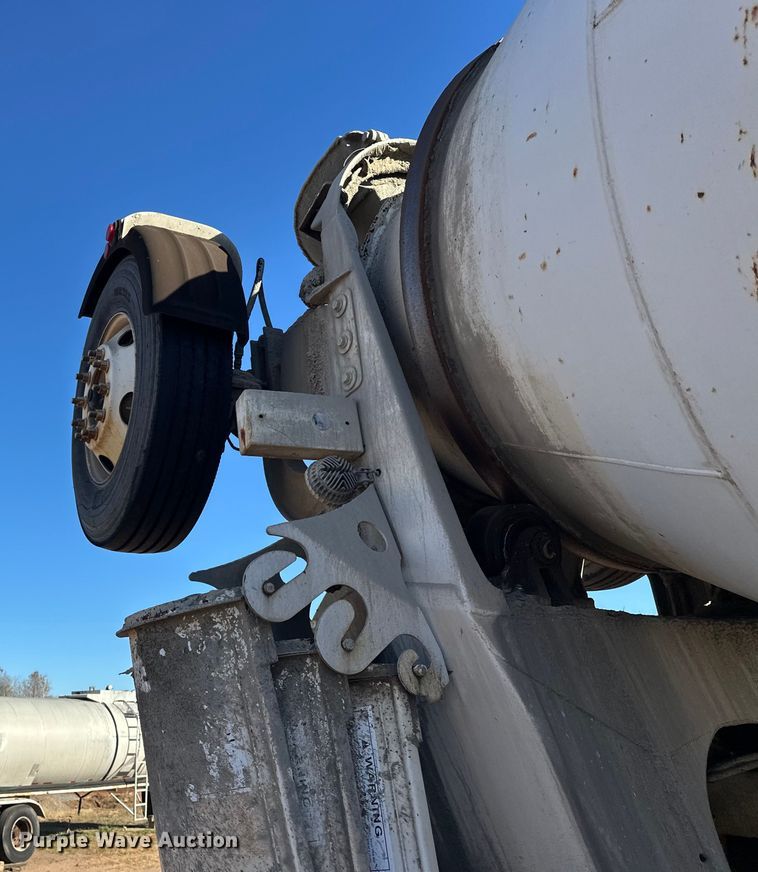 image for item DW4342 2002 International 5500i ready mix truck