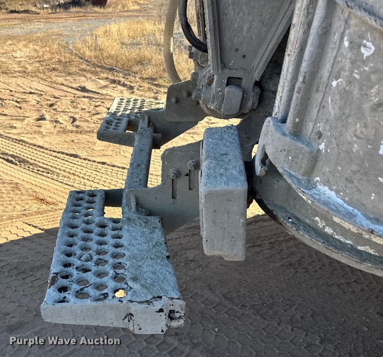 image for item DW4342 2002 International 5500i ready mix truck