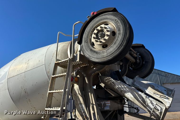 image for item DW4342 2002 International 5500i ready mix truck