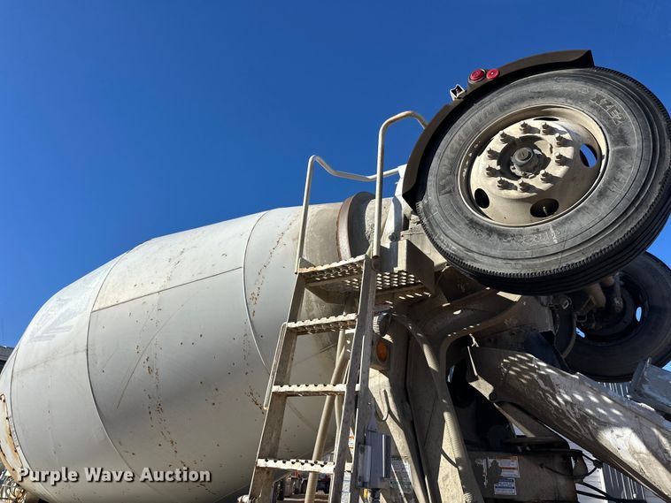 image for item DW4342 2002 International 5500i ready mix truck