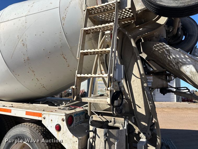 image for item DW4342 2002 International 5500i ready mix truck