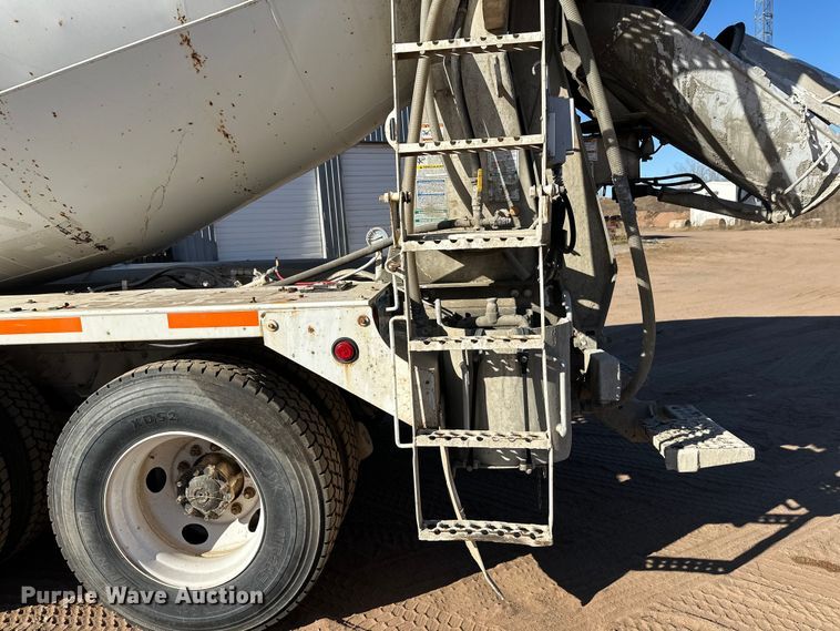 image for item DW4342 2002 International 5500i ready mix truck