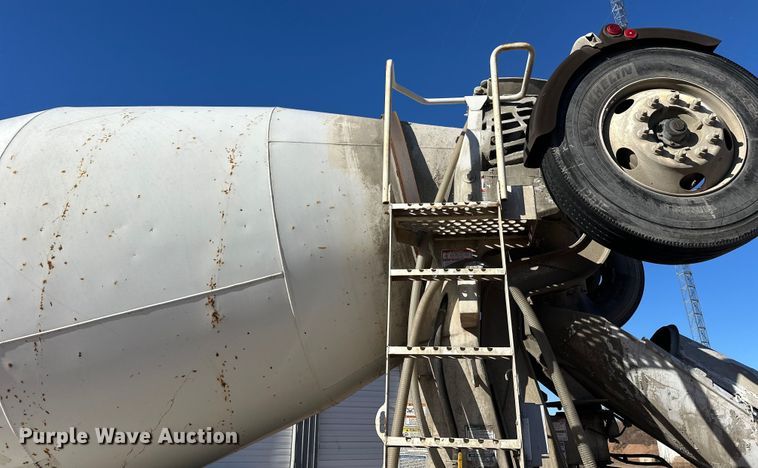 image for item DW4342 2002 International 5500i ready mix truck