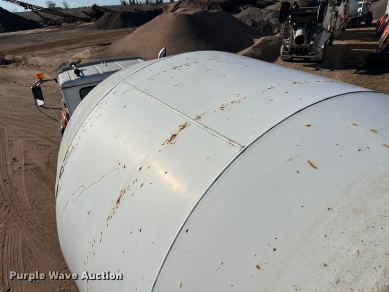 image for item DW4342 2002 International 5500i ready mix truck