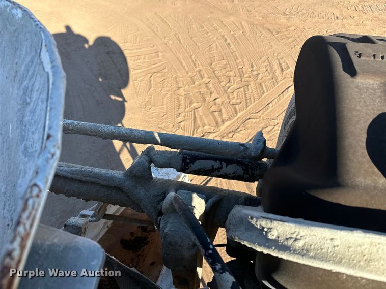 image for item DW4342 2002 International 5500i ready mix truck