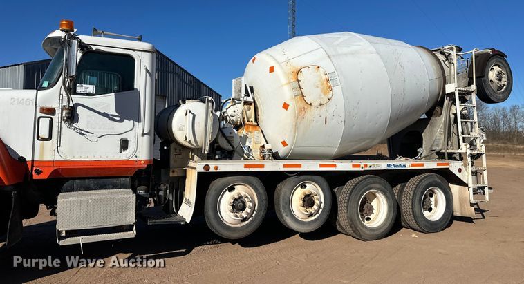 image for item DW4342 2002 International 5500i ready mix truck